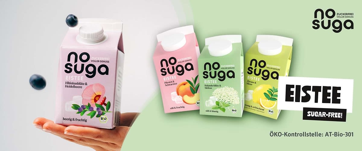 Vier farbige Getränkekartons der Marke „no suga“ nebeneinander auf hellem Hintergrund; links ein rosafarbener Karton mit der Aufschrift „Eistee Hibiskusblüte & Heidelbeere“ und Blüten- und Beerenillustration, daneben ein hellgrüner Karton mit „Eistee Zitronengras & Limette“ und Zitrusgrafik, ein weiterer rosa Karton mit „Eistee Pfirsich & Schwarzer Tee“ und Pfirsichabbildung sowie rechts ein hellgrüner Karton mit „no suga“ und Kräuterillustration, unten mittig der Text „ÖKO-Kontrollstelle: DE-ÖKO-001“