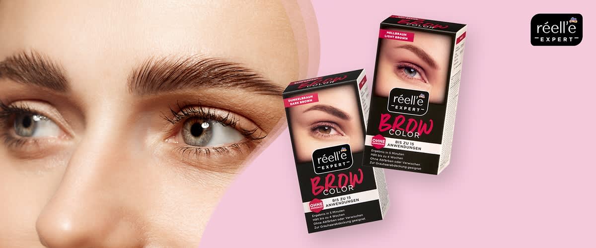 Nahaufnahme eines grünen Auges mit natürlich geformter Augenbraue links, daneben zwei Produktpackungen „réellé EXPERT BROW COLOR“ in schwarzen Boxen mit rosafarbenen Akzenten, auf einer Box Abbildung eines augenbrauenbetonten Auges und auf der anderen die Aufschrift „BROW COLOR“ sowie das Logo „réellé EXPERT“ auf hellem rosa Hintergrund