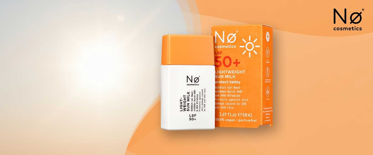 Weiße Flasche Sonnenmilch mit abgenommenem orangefarbenem Deckel, Etikett zeigt Marke „Nø cosmetics“, Produktname „LIGHT-SUNMILK SPF 50+“ und schwarze Schrift auf hellem orangefarbenem Hintergrund