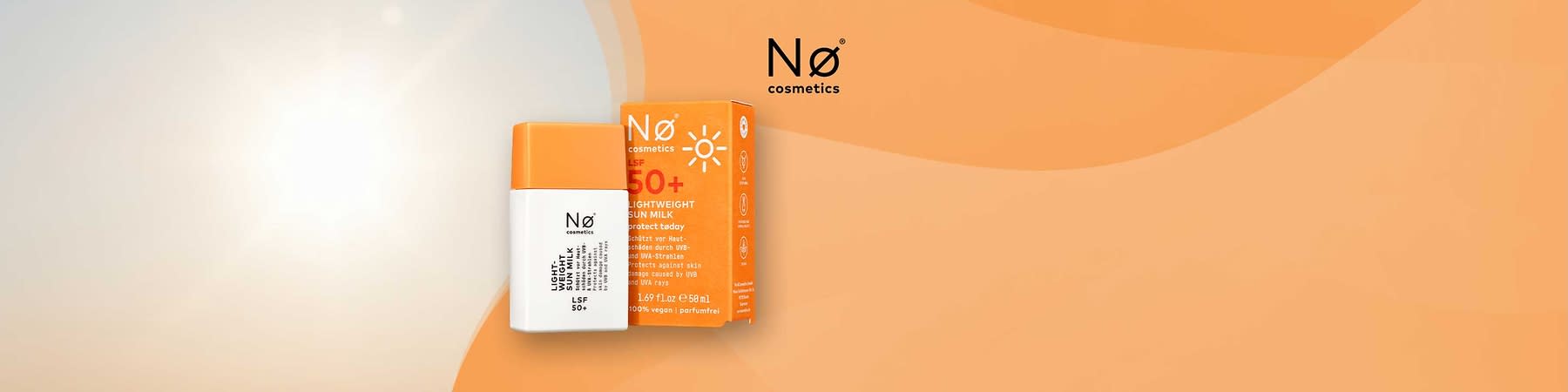 Weiße, rechteckige Sonnencreme-Flasche mit aufgeschraubter Spitze und orangefarbenem Deckel daneben, Vorderseite mit schwarzem Logo Nø cosmetics und Text LIGHT-WEIGHT SUN MILK LSF 50+ auf orangefarbenem Hintergrund ohne weitere Elemente
