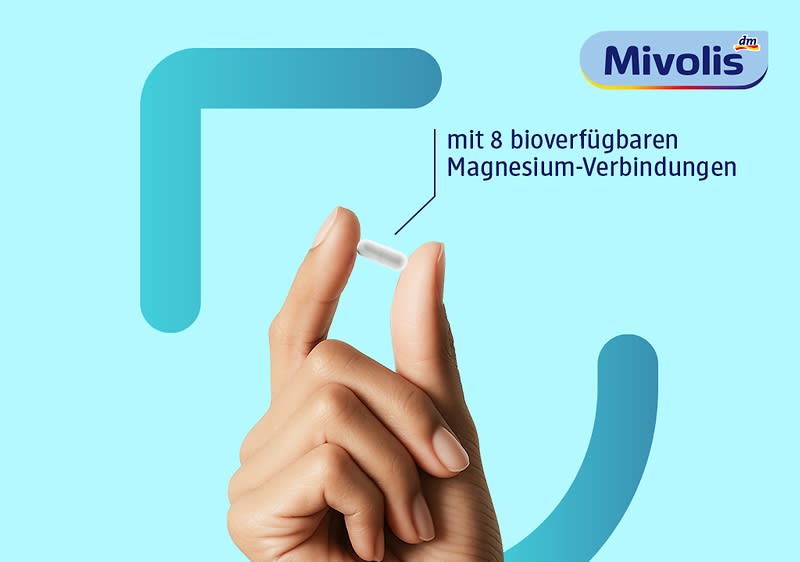 Hand hält zwischen Daumen und Zeigefinger eine weiße Magnesiumpille, rechts oben Markenlogo „Mivolis“ und die Aufschrift „mit 8 bioverfügbaren Magnesium-Verbindungen“ auf hellblauem Hintergrund
