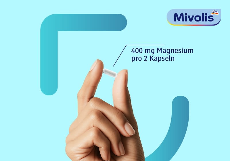 Hand, die zwischen Daumen und Zeigefinger eine weiße Kapsel hält, daneben Text „400 mg Magnesium pro 2 Kapseln“ und oben rechts das Mivolis-Logo auf hellem türkisem Hintergrund