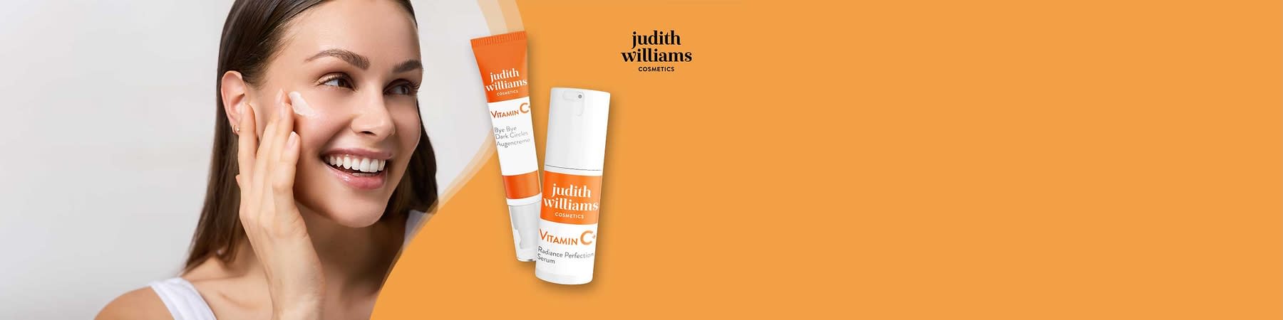 Zwei orange-weiße Kosmetikprodukte der Marke Judith Williams vor orangefarbenem Hintergrund: links eine schlanke Tube mit Aufschrift „judith williams COSMETICS Vitamin C Bye Bye Dark Circles Augenpflege“, rechts eine Pumpspender-Flasche mit Aufschrift „judith williams COSMETICS VITAMIN C Radiance Perfection Serum“ sowie oben rechts das Markenlogo „judith williams COSMETICS“