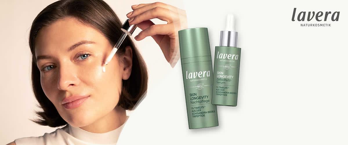 Zwei grüne Pflegeprodukte von lavera: links eine zylindrische Nachtpflege-Flasche mit Aufschrift „lavera NATURKOSMETIK SKIN LONGEVITY Nachtpflege 15 TIMELY–S aus tims‑peptide“, rechts eine Tropfflasche mit Pipette und Aufschrift „lavera NATURKOSMETIK SKIN LONGEVITY Zellerneuerung Schutz‑Serum“ sowie oben rechts das lavera‑Logo ohne Punkt am Ende