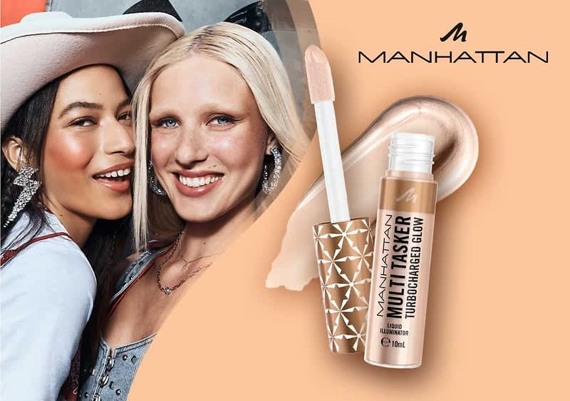 Werbung für flüssigen Highlighter in champagnerfarbener Tube mit Applikator, Marke Manhattan, Produktname „Multi Tasker Liquid Highlighter“ und gold-beiger Produktfarbe neben zwei teilweise sichtbaren Frauenporträts auf beigem Hintergrund