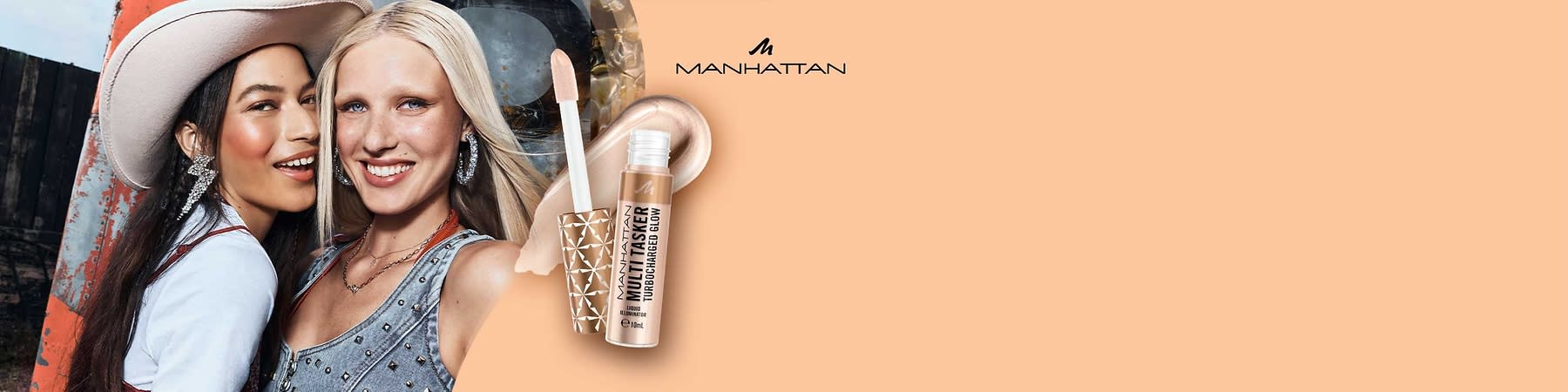 Werbung für flüssigen Highlighter in champagnerfarbener Tube mit Applikator, Marke Manhattan, Produktname „Multi Tasker Liquid Highlighter“ und gold-beiger Produktfarbe neben zwei teilweise sichtbaren Frauenporträts auf beigem Hintergrund