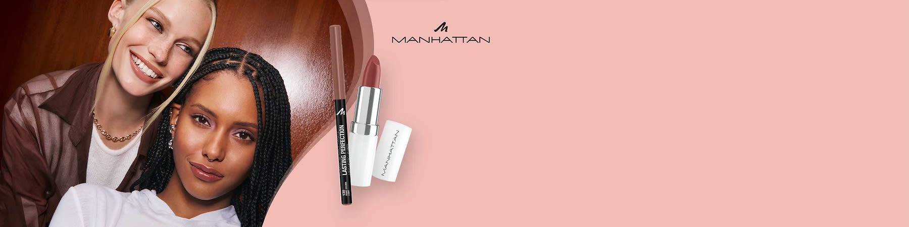 Zwei lächelnde Frauen nebeneinander, davor ein schwarzer Lippenkonturenstift mit Aufschrift „LASTING PERFORMANCE“, ein offener rosébrauner Lippenstift in weißer Hülse mit der Marke „MANHATTAN“ und die gedruckte Markenbezeichnung „MANHATTAN“ oben rechts auf hellem rosa Hintergrund