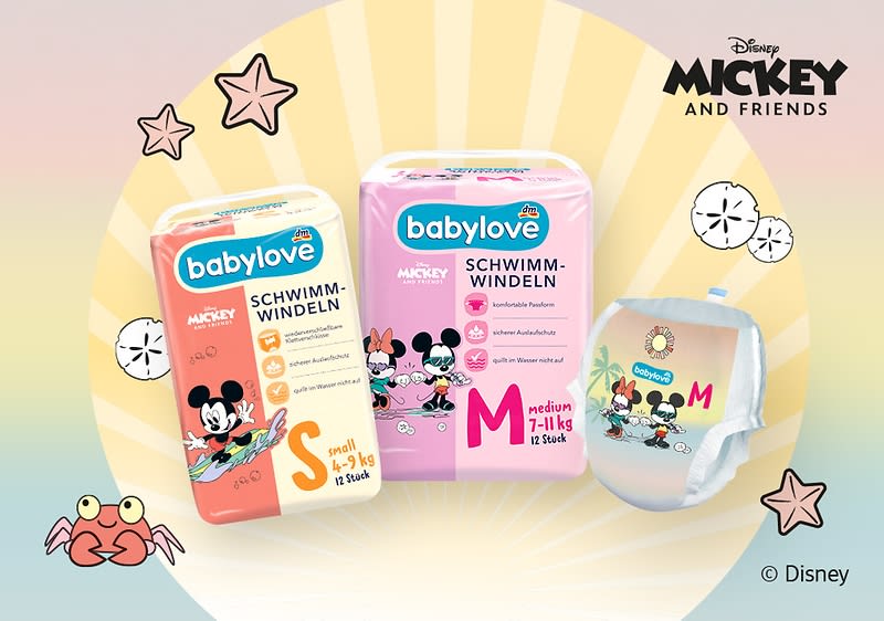 Drei Babylove Schwimmwindeln mit Mickey-Mouse-Motiv: links orange verpackte Größe S mit Mickey und Schrift „Schwimmwindeln S small 4‑7 kg“, mittig rosa verpackte Größe M mit Mickey und Minnie und Schrift „Schwimmwindeln M medium 7‑11 kg“, rechts eine einzelne ausgepackte Windel mit Mickey- und Friends-Aufdruck vor pastellfarbenem Hintergrund ohne Punkt am Satzende