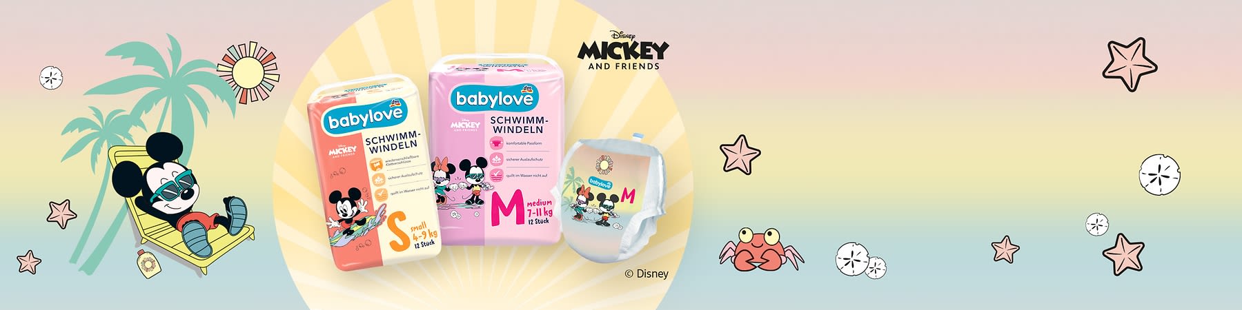 Drei Babylove Schwimmwindeln mit Mickey-Mouse-Motiv: links orange verpackte Größe S mit Mickey und Schrift „Schwimmwindeln S small 4‑7 kg“, mittig rosa verpackte Größe M mit Mickey und Minnie und Schrift „Schwimmwindeln M medium 7‑11 kg“, rechts eine einzelne ausgepackte Windel mit Mickey- und Friends-Aufdruck vor pastellfarbenem Hintergrund ohne Punkt am Satzende