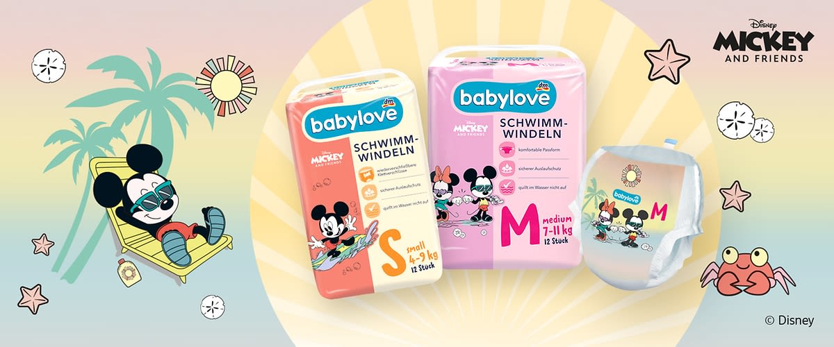 Drei Babylove Schwimmwindeln mit Mickey-Motiven: links orangefarbene Packung Größe S (3–6 kg) mit Mickey-Motiv, mittig rosa Packung Größe M (7–11 kg) mit Mickey- und Minnie-Motiv, rechts einzelne gebündelte Windel mit Mickey- und Minnie-Illustration vor pastelligem Hintergrund mit kleinen Stern- und Muschel-Icons und Schriftzug „Disney Mickey and Friends“ oben rechts