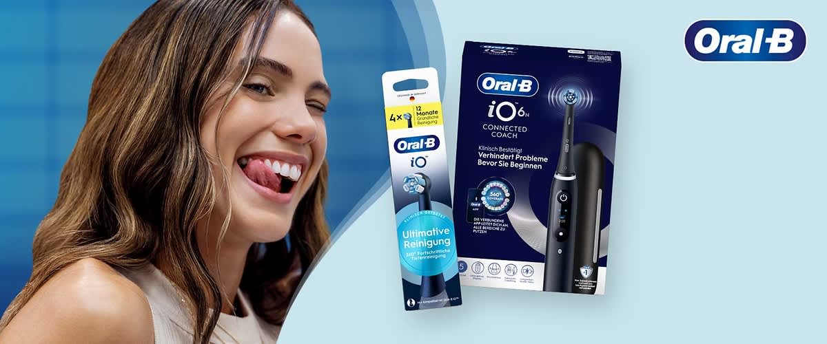 Oral‑B iO6 elektrische Zahnbürste in schwarzem Handstück mit rundem Bürstenkopf neben einer Ersatzbürste in Verpackung, beide Verpackungen dunkelblau mit weißer Aufschrift „Oral‑B iO6 CONNECTED COACH“ und Hinweis „Ultimative Reinigung“, rechts oben das Oral‑B Logo