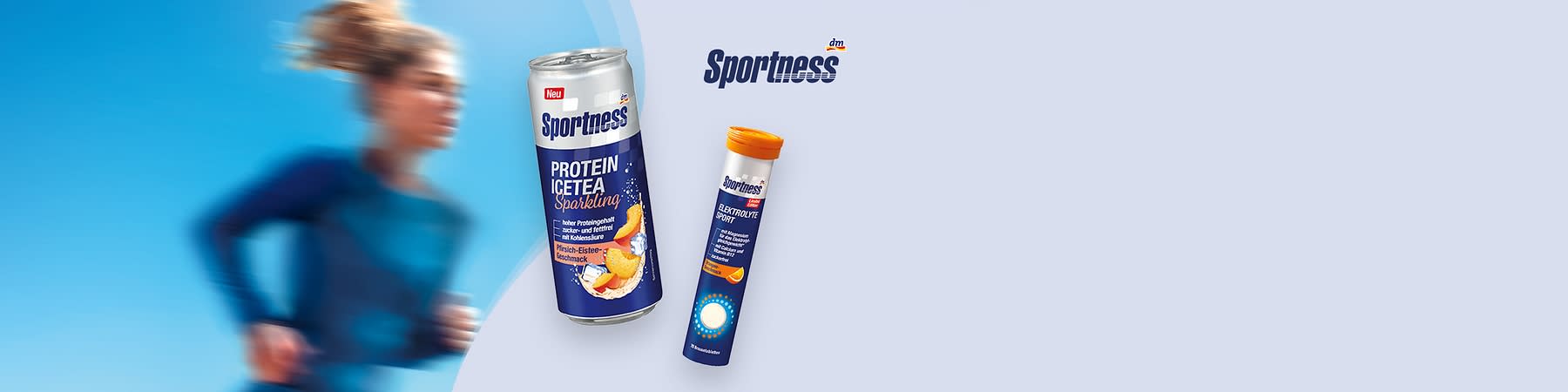 Zwei Sportness-Produkte vor hellblauem Hintergrund: links eine silberne Dose mit dunkelblauem Etikett und Aufschrift „Sportness Protein Ice Tea Sparkling“ sowie Bild von Pfirsich und Orange, rechts eine dunkelblaue Brausetabletten-Röhre mit orangem Deckel und Aufschrift „Sportness Elektrolyte Tab“; rechts oben das Sportness-Logo, links unscharfe Person in Sportkleidung im Hintergrund