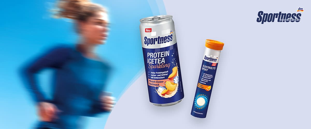 Werbeposter mit zwei Sportness-Produkten auf hellem Hintergrund: links eine schlanke Aluminiumdose „Sportness PROTEIN ICETEA Sparkling“ mit Aufschrift „Neu“ und Abbildung von Pfirsich- und Tee-Elementen, rechts eine orange-köpfige Brausetabletten-Röhre mit Aufschrift „ELEKTROLYTE PLUS“ und dem Markenlogo „Sportness“ oben rechts das Schriftlogo „Sportness“; links unscharfe, laufende Person im Hintergrund
