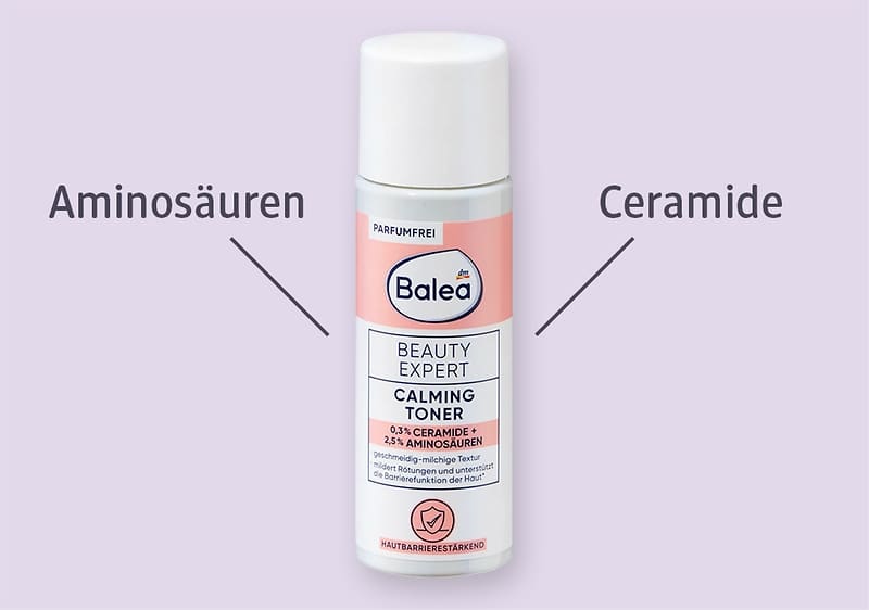 Balea Beauty Expert Calming Toner in weiß-rosa Flasche mit Aufschrift „parfümfrei“, Pfeile zu den Wörtern „Aminosäuren“ (links) und „Ceramide“ (rechts) auf hellem Hintergrund