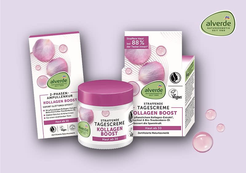 Drei alverde Kollagen-Boost-Produkte: links eine Ampullenbox, mittig ein Tiegel mit rosa Deckel beschriftet „Straffende Tagescreme Kollagen Boost Haut ab 30“, rechts eine Tagescreme- und Pflegebox mit gleichen Design-Elementen, auf hellviolettem Hintergrund zudem das alverde-Logo oben rechts und mehrere rosa Blasen/Seifenblasen sichtbar