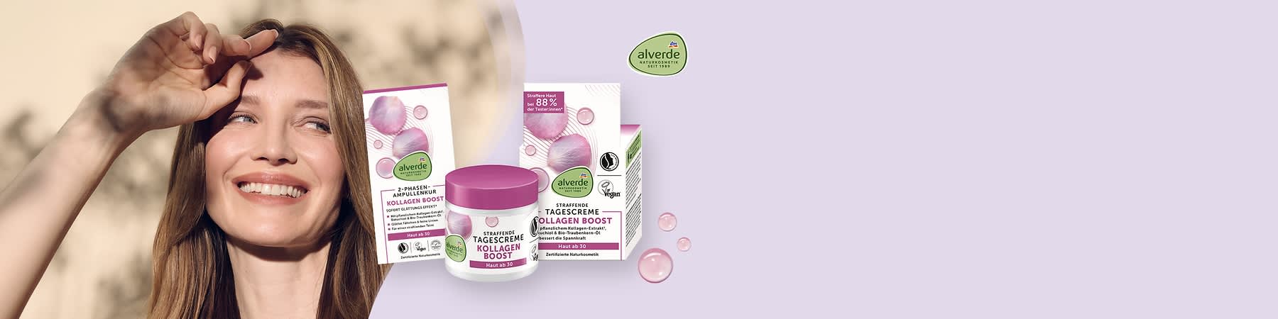 Drei alverde Kollagen-Boost-Produkte: links eine Ampullenbox, mittig ein Tiegel mit rosa Deckel beschriftet „Straffende Tagescreme Kollagen Boost Haut ab 30“, rechts eine Tagescreme- und Pflegebox mit gleichen Design-Elementen, auf hellviolettem Hintergrund zudem das alverde-Logo oben rechts und mehrere rosa Blasen/Seifenblasen sichtbar