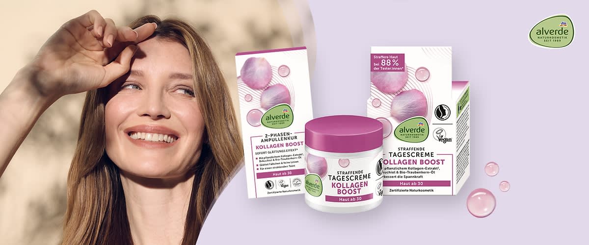 Drei alverde Pflegeprodukte in rosafarbenen Verpackungen: links eine Ampullenbox mit der Aufschrift „2-Phasen-Ampullenkur Kollagen Boost“, vorne ein Tiegel mit Aufschrift „Straffende Tagescreme Kollagen Boost Haut ab 30“, rechts eine Tagescreme-Schachtel mit gleichen Angaben sowie das alverde-Logo und das Vegan-Symbol, auf hellviolettem Hintergrund mit rosafarbenen Blasen und Blütenmotiven