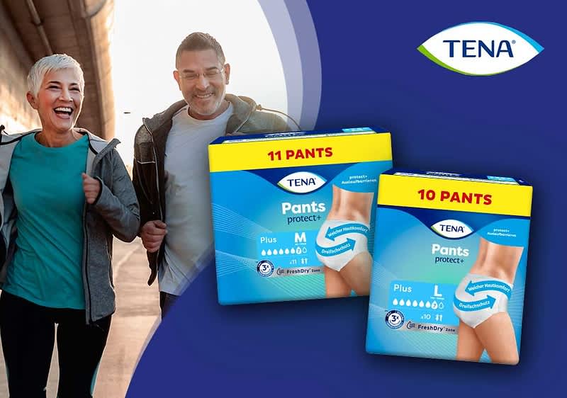 Zwei gehende Personen in Sportkleidung im linken Bildbereich; rechts zwei Verpackungen von TENA Pants Protect+ in blauer Gestaltung, eine mit gelbem Banner „11 PANTS“ und eine mit „10 PANTS“, auf den Packungen Größenangaben („M“ und „L“) sowie Bild eines Hüftbereichs und TENA-Logo oben rechts