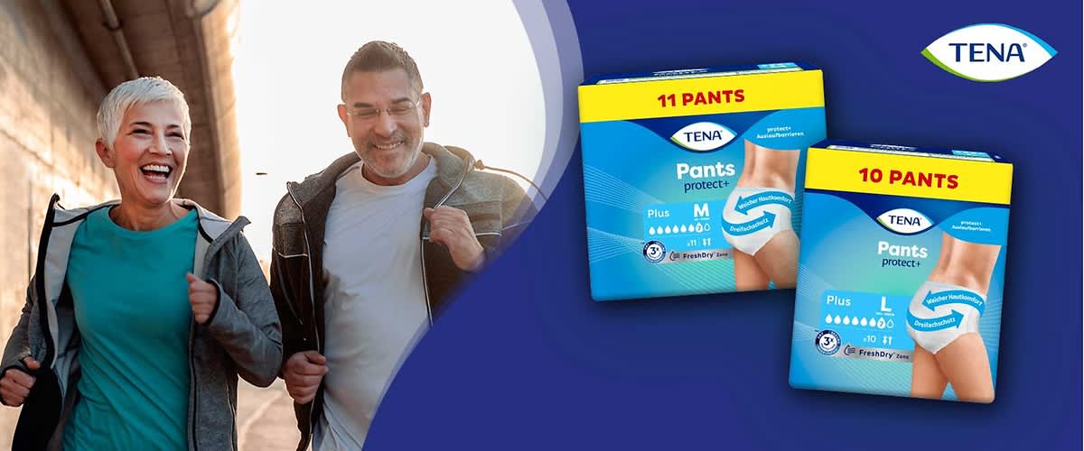 Zwei gehende Personen in Sportkleidung im linken Bildbereich; rechts zwei Verpackungen von TENA Pants Protect+ in blauer Gestaltung, eine mit gelbem Banner „11 PANTS“ und eine mit „10 PANTS“, auf den Packungen Größenangaben („M“ und „L“) sowie Bild eines Hüftbereichs und TENA-Logo oben rechts
