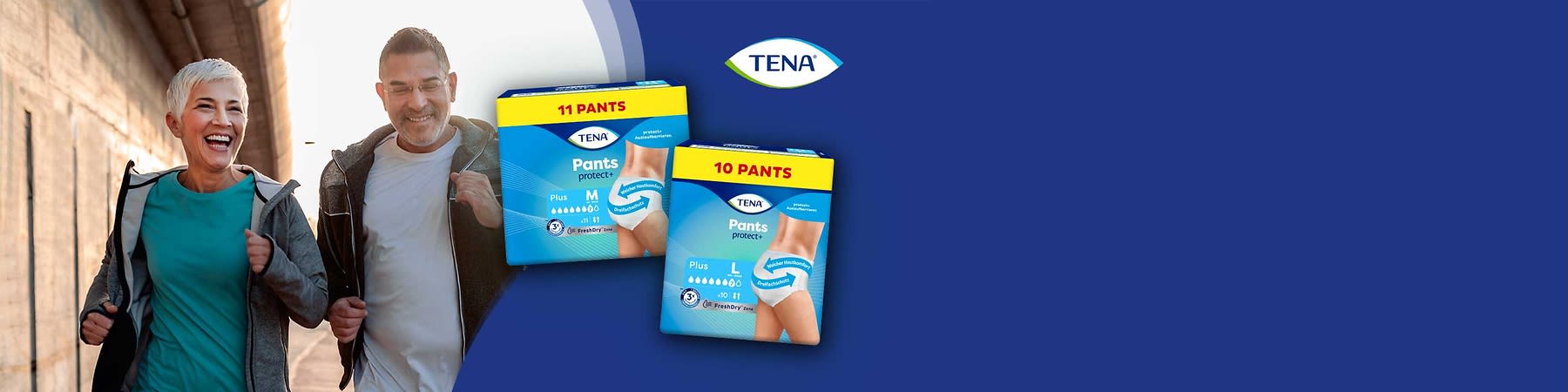 Zwei Packungen TENA Einweg-Unterhosen in blauer Verpackung, links „11 PANTS“, rechts „10 PANTS“, Packungsaufdruck „Pants protect+“, Größeangabe „M“, im Hintergrund zwei gehende Personen, rechts oben TENA-Logo