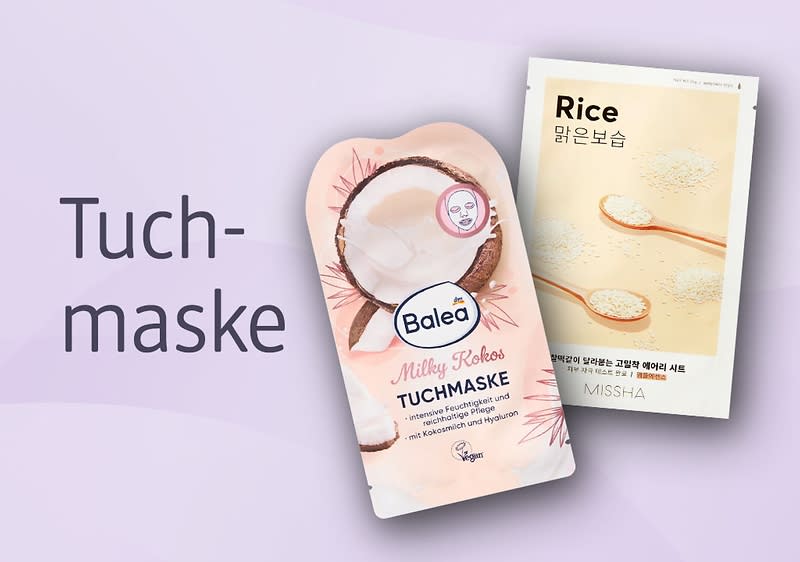 Zwei auf einem helllila Hintergrund liegende Tuchmaskenverpackungen; vorne eine Balea „Milky Kokos“ Tuchmaske mit Kokosmotiv und runder Markenaufkleber, dahinter eine helle MISSHA Rice Tuchmaske mit Reislöffeln und der Aufschrift „Rice“ und koreanischem Text, links großer Schriftzug „Tuchmaske“