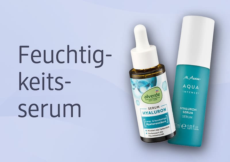 Zwei Hyaluron-Serum-Flaschen nebeneinander: links braune Glasflasche mit Pipette und weiß-grünem Etikett „alverde NATURKOSMETIK Serum Hyaluron“, rechts türkis-weißes Pumpspender-Fläschchen mit Aufschrift „Aqua Hyaluron Serum“ vor hellblauem Hintergrund mit dem Text „Feuchtigkeitsserum“