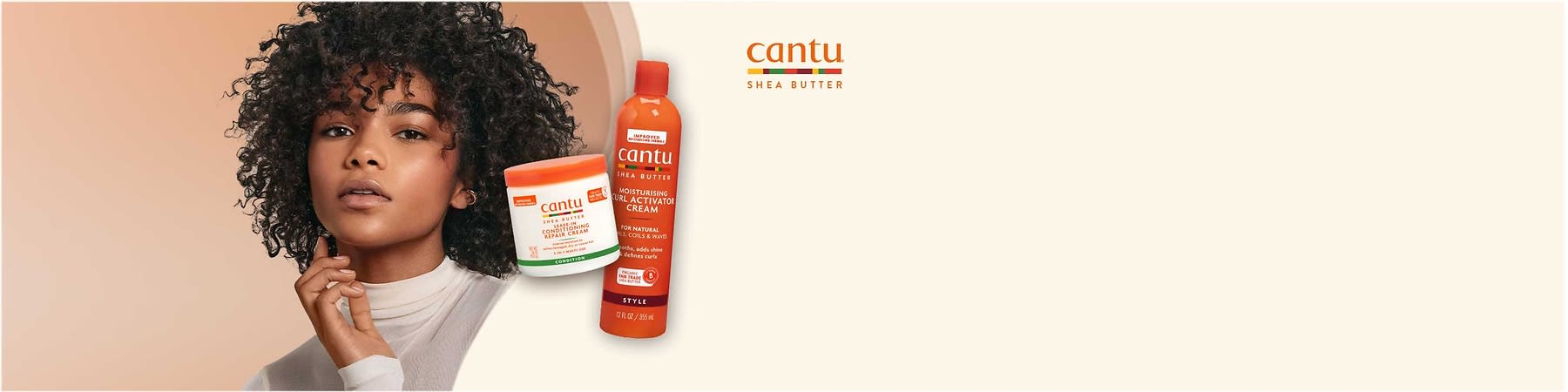 Frau mit krausem, schulterlangem Haar trägt ein weißes, langärmeliges Oberteil; vor ihr schwebend zwei orange-weiße Cantu-Produktverpackungen: links ein runder Tiegel mit der Aufschrift „Cantu Shea Butter Coconut Curling Cream“ und rechts eine hohe Dose mit der Aufschrift „Cantu Shea Butter Moisturising Curl Activation Cream“, rechts oben zusätzlich das Cantu-Logo mit dem Schriftzug „SHEA BUTTER“