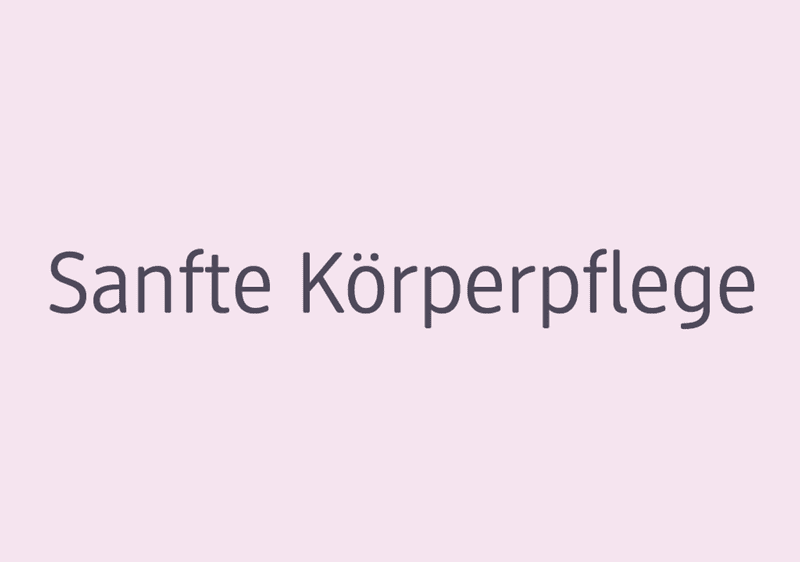 Lilafarbener Hintergrund mit dem Text „Sanfte Körperpflege“ in dunkler Schrift