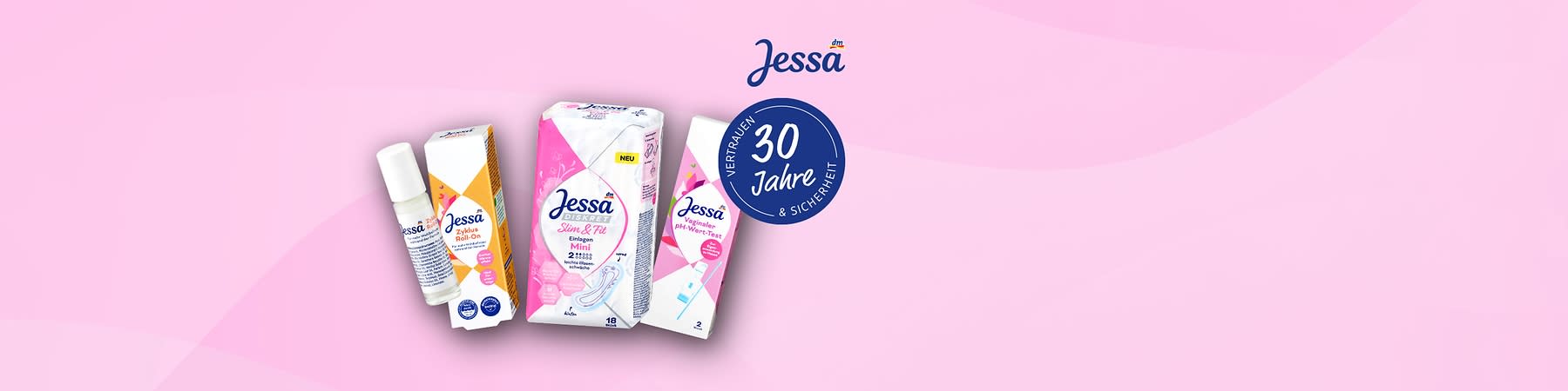 Vier rosa-weiße Jessa-Hygieneprodukte nebeneinander: links ein weißer Sprayflakon neben einer gelb-rosa Verpackung mit der Aufschrift „Jessa Eyelid Clean“, daneben eine Packung Binden mit der Aufschrift „Jessa Slim & Fit Mini 2in1“ und rechts eine kleine Box „Jessa Vaginaler Wohlfühl-Test“, rechts oben rundes blaues Emblem „30 Jahre Vertrauen & Sicherheit“ und Markenname „Jessa“ ohne Punkt