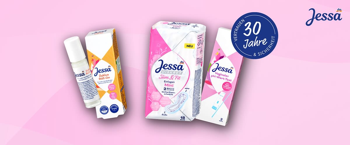 Auf rosa Hintergrund vier Jessa-Produkte nebeneinander: links ein weißer Sprayflakon mit blauer Aufschrift und daneben die gelb-weiße Verpackung des Jessa Eyeliner-Remover, mittig eine weiße und pinke Packung Jessa Slim & Fit Binden mit der Aufschrift „Slim & Fit“ und „2in1“, rechts eine kleine weiße und pinke Schachtel Jessa Vaginal-Ph-Wert-Test mit abgebildetem Teststreifen sowie oben rechts das Jessa-Logo und ein blauer Kreis mit dem Text „30 Jahre Vertrauen & Sicherheit“