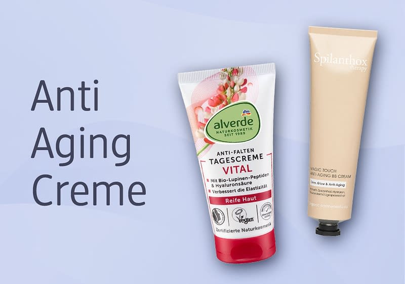 Zwei Anti-Aging-Cremes vor hellblauem Hintergrund links der Text „Anti Aging Creme“, rechts eine rote und weiße Tube „alverde Anti-Falten Tagescreme VITAL“ mit Pflanzenmotiv und eine beige Tube „Spilanthox therapy“ ohne weiteren Textendezeichen