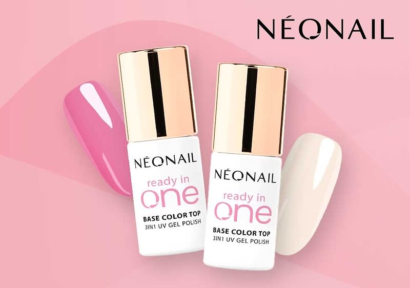 Zwei weiße Flaschen Nagellack von NEONAIL mit goldfarbenen Verschlüssen und Aufschrift „ready in one Base Color Top 3in1 UV Gel Polish“, daneben je ein Nagellack-Farbklekse in Rosa und Creme auf rosa Hintergrund