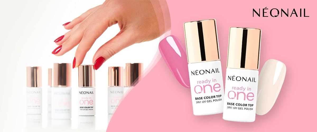 Zwei weiße Flaschen Nagellack von NEONAIL mit goldfarbenen Verschlüssen und Aufschrift „ready in one Base Color Top 3in1 UV Gel Polish“, daneben je ein Nagellack-Farbklekse in Rosa und Creme auf rosa Hintergrund
