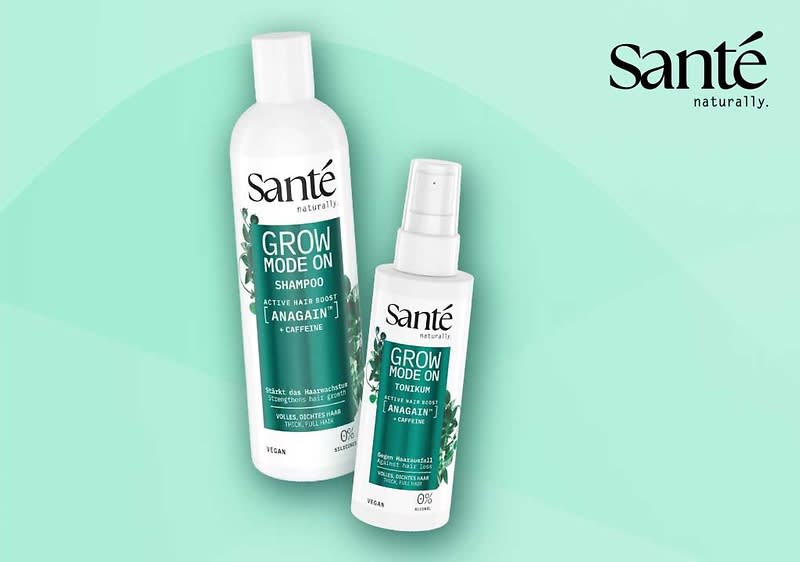 Zwei weiße Pflegeflaschen der Marke Santé mit grünem Etikett und Aufschrift „GROW MODE ON“, links eine Shampoo-Flasche, rechts ein Spray, Hintergrund hellgrün und Markenlogo „Santé“ oben rechts