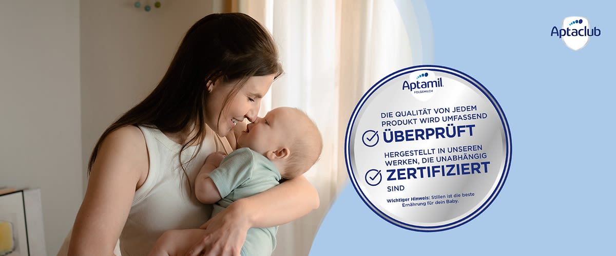 Junge Mutter hält ein schlafendes Baby im Arm, beide in heller Kleidung, rechts ein rundes Siegel mit dem Text „Alle Produkte erfüllen strenge Qualitätsvorgaben“ und oben rechts das Aptaclub-Logo