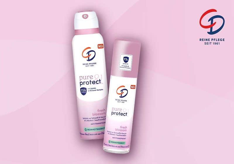 Zwei rosa Spraydosen des Deodorants „pure protect fresh blossom“ der Marke mit blauer und roter geschwungener Buchstaben-Logomarke, links größere Dose mit Sprühkopf, rechts kleinere Dose mit rosa Deckel und Aufschrift „72h“ auf hellem rosa Hintergrund
