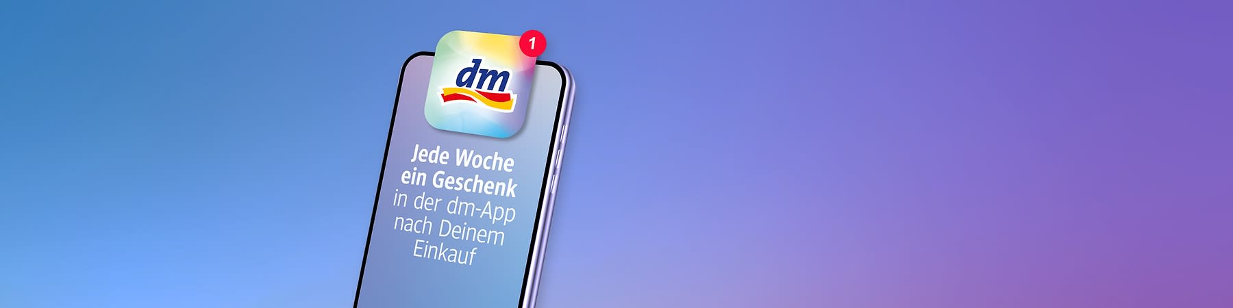 dm-App-Symbol mit rotem Benachrichtigungs-Kreis und Text „Jede Woche ein Geschenk in der dm-App nach Deinem Einkauf“ auf dem Bildschirm eines Smartphones