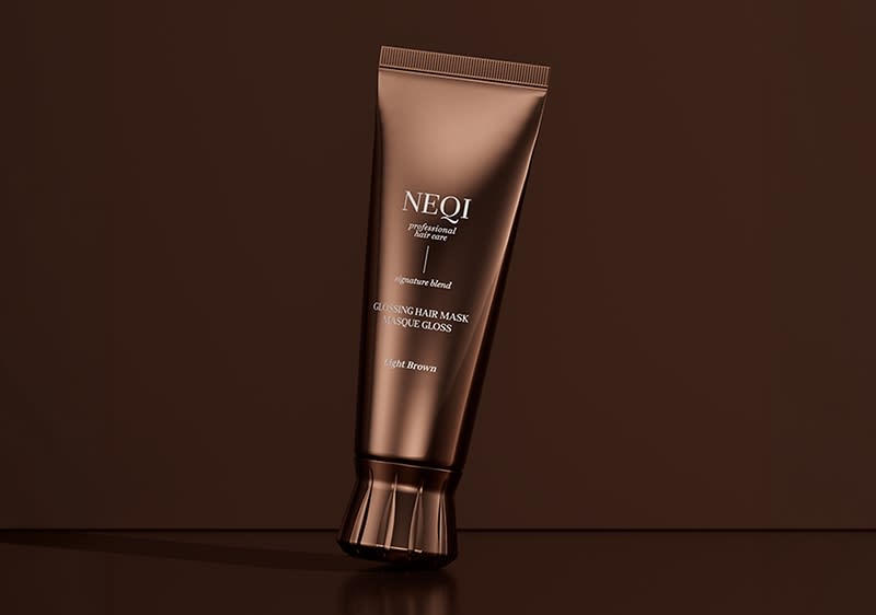 Bräunliche Tube mit Aufschrift „NEQI professional hair care“ und „Glossing Hair Mask“ stehender Produktbehälter auf braunem Hintergrund