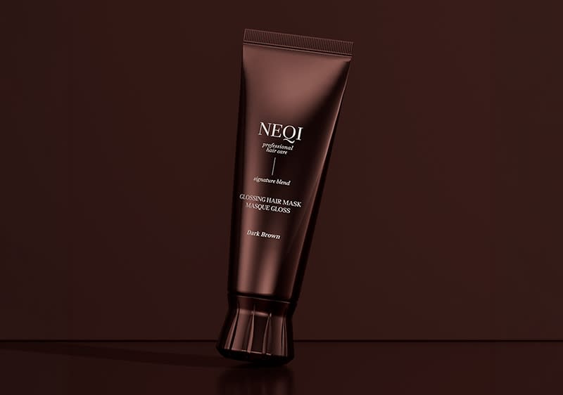 braune Tube mit Aufschrift „NEQI professional hair care“ und „Glossing Hair Mask“ stehend auf dunklem Untergrund