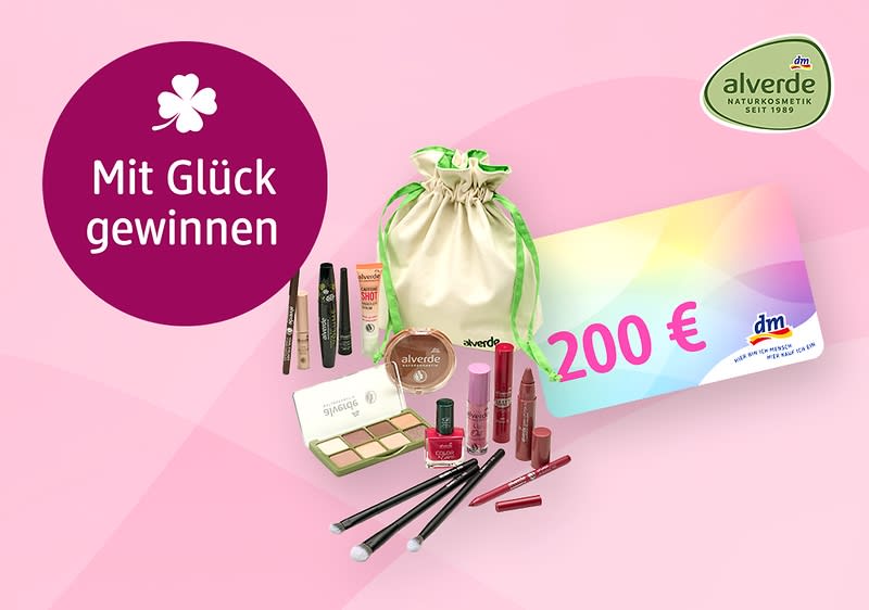 rosa Werbebild mit Kosmetikprodukten von alverde, Textkreis „Mit Glück gewinnen“, Geschenkbeutel, verschiedene Make-up-Produkte wie Lidschattenpalette, Pinsel, Lippenstifte, Nagellack und eine Gutscheinkarte mit „200 €“ und dm-Logo
