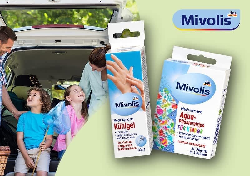 Zwei Kinder sitzen im geöffneten Kofferraum eines Autos, daneben zwei Erwachsene; im Vordergrund zwei Produktpackungen von Mivolis: links ein weiß-blaues Kühlgel 30 ml mit Handmotiv, rechts eine bunte Packung Aqua-Pflasterstrips für Kinder mit Aufschrift „Mivolis“ und Angaben zu 20 Pflastern in 3 Größen
