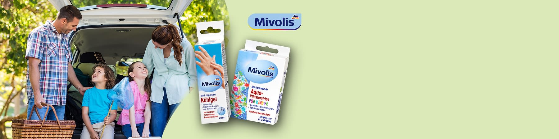Zwei Kinder sitzen im geöffneten Kofferraum eines Autos, daneben zwei Erwachsene; im Vordergrund zwei Produktpackungen von Mivolis: links ein weiß-blaues Kühlgel 30 ml mit Handmotiv, rechts eine bunte Packung Aqua-Pflasterstrips für Kinder mit Aufschrift „Mivolis“ und Angaben zu 20 Pflastern in 3 Größen
