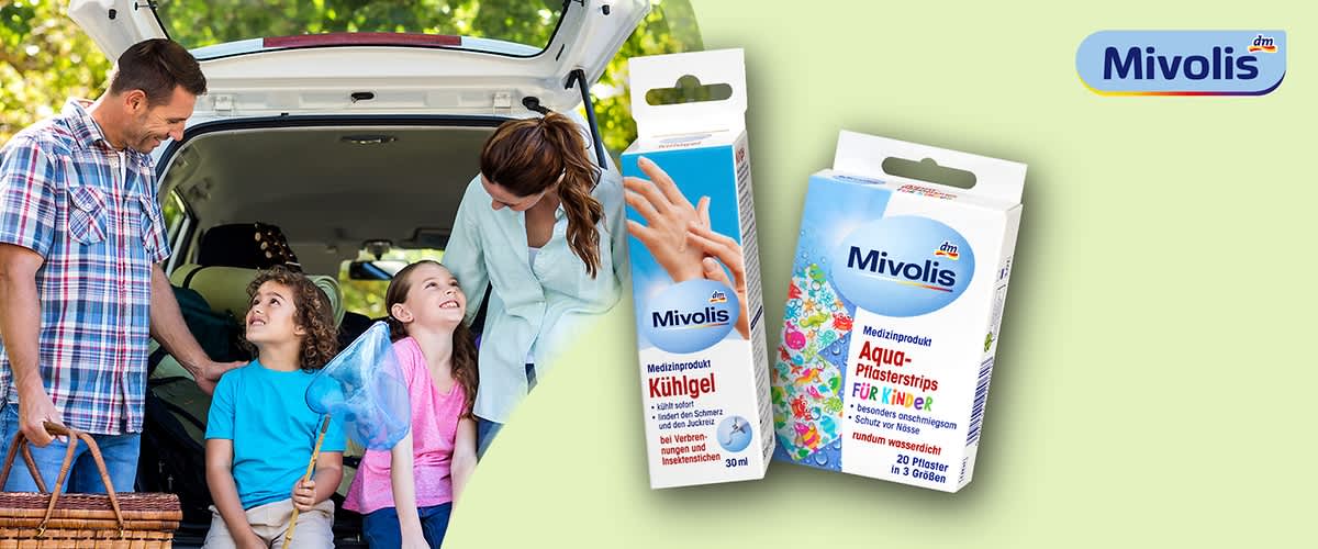 Werbeabbildung mit zwei Mivolis-Produktverpackungen: links eine weiße Schachtel mit blauem Etikett und der Aufschrift „Mivolis Kühlgel Medizinprodukt 30 ml“, rechts eine weiße Schachtel mit buntem Blumenmotiv und der Aufschrift „Mivolis Aqua-Pflasterstrips 20 Pflaster in 3 Größen“, im Hintergrund unscharfe Familie am offenen Kofferraum eines Autos auf grünen Hintergrund