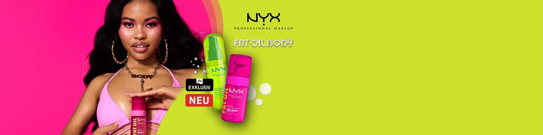 Zwei NYX Professional Makeup Pump-Flakons für Körperpflege auf grünem Hintergrund, ein grüner mit Aufdruck „NYX Professional Makeup“ und ein pinker mit Aufdruck „NYX Professional Makeup“ und Produktname, daneben Schriftzug „FAT OIL BODY“ sowie schwarze und rote Labels „EXKLUSIV“ und „NEU“