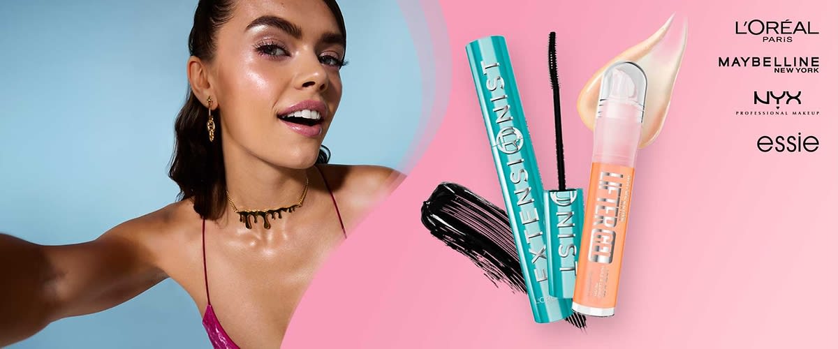 Frau mit hochgestecktem dunklem Haar und glitzerndem Oberteil links, rechts Produktabbildungen: türkisfarbene Mascara mit schwarzer Bürste und Mascara-Spur, daneben transparente Pumpspender-Flasche mit beige-farbenem Make-up-Tropfen, unten Logos von L’Oréal, Maybelline, NYX und Essie