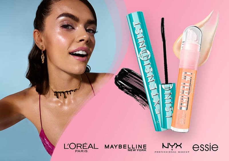 Frau mit hochgestecktem dunklem Haar und glitzerndem Oberteil links, rechts Produktabbildungen: türkisfarbene Mascara mit schwarzer Bürste und Mascara-Spur, daneben transparente Pumpspender-Flasche mit beige-farbenem Make-up-Tropfen, unten Logos von L’Oréal, Maybelline, NYX und Essie