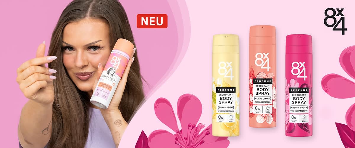 Yungstachel hält ein Deo-Spray, daneben vier bunte 8x4 Body Spray Dosen in Pastellfarben mit Aufschriften wie „Perfume Deodorant Body Spray“ und Duftnamen, heller rosa Hintergrund