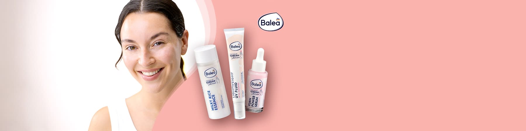 Frau mit dunklen zurückgekämmten Haaren und weißem Top lächelt, daneben drei Balea-Kosmetikprodukte: Milky Rice Essence in weißer Flasche, Lightweight UV Fluid in Tube und Pore Power Serum in Glasflakon mit Pipette, oben rechts Balea-Logo