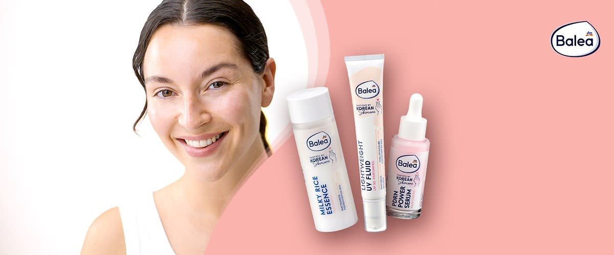 Porträt einer lächelnden Frau links und rechts drei Balea Hautpflegeprodukte in weißen Verpackungen mit blauem Logo: Milky Rice Essence, Lightweight UV Fluid und Pore Minimizer Serum