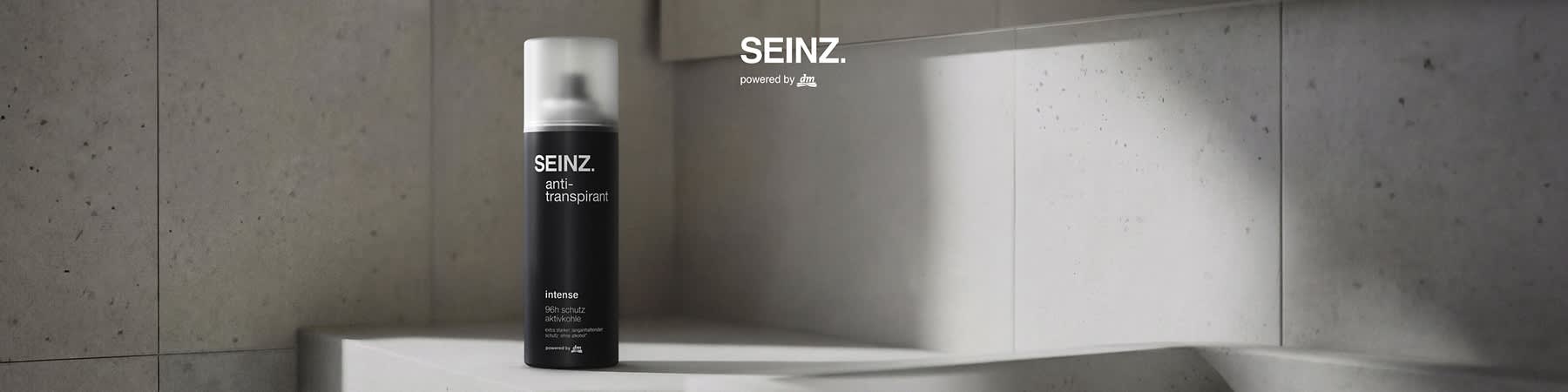 Schwarze Spraydose mit weißer Kappe und der Aufschrift „SEINZ. anti-transpirant intense 96h schutz aktivkohle“ vor neutralem Hintergrund, rechts oben kleines Logo „SEINZ. powered by dm“. Bild mithilfe von KI erstellt